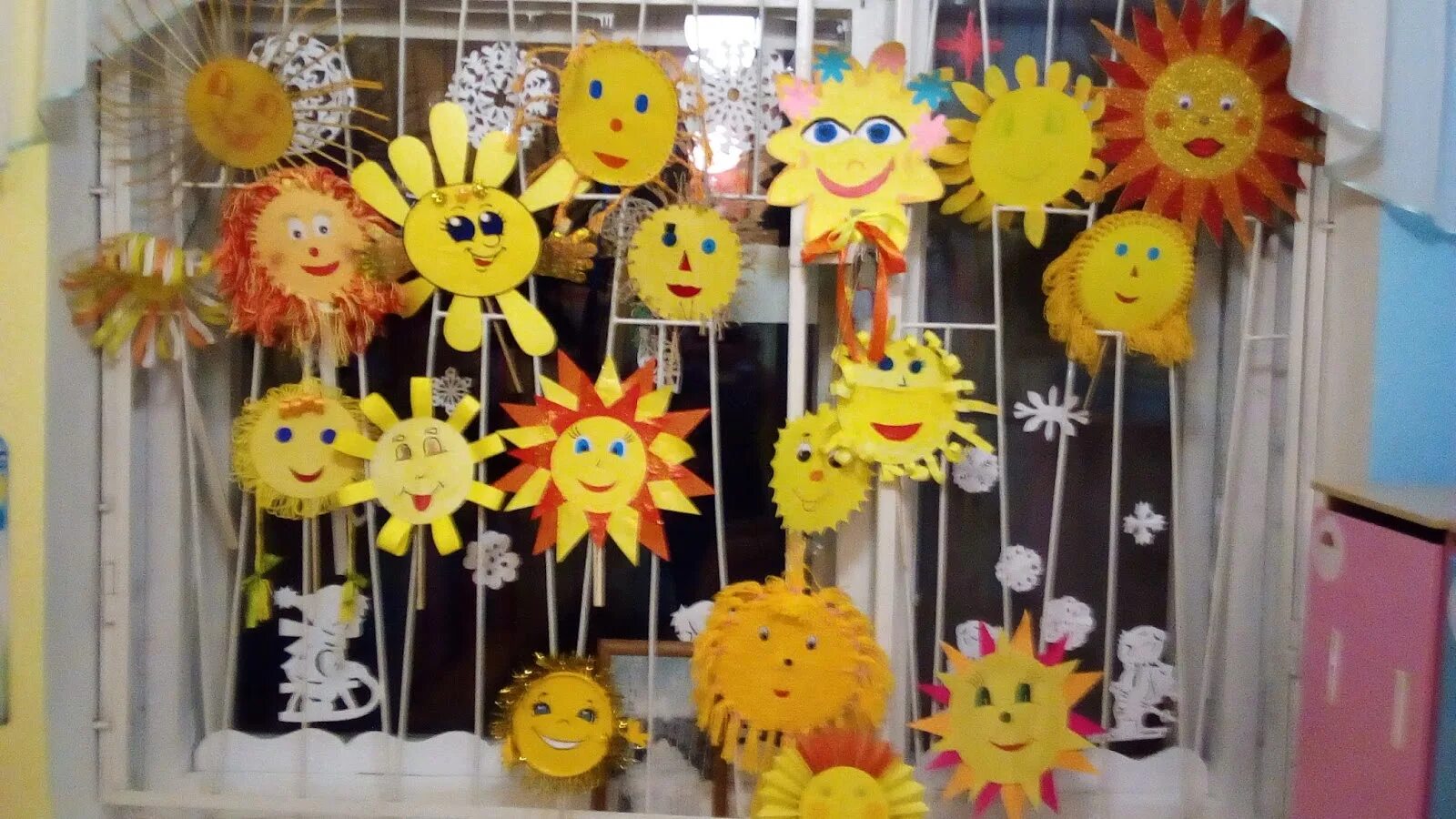 Поделка солнышко. Украшение зала солнышками. Поделка солнышко из бумаги. Украшение на масленицу в детском. Поделка солнышко в детский сад.