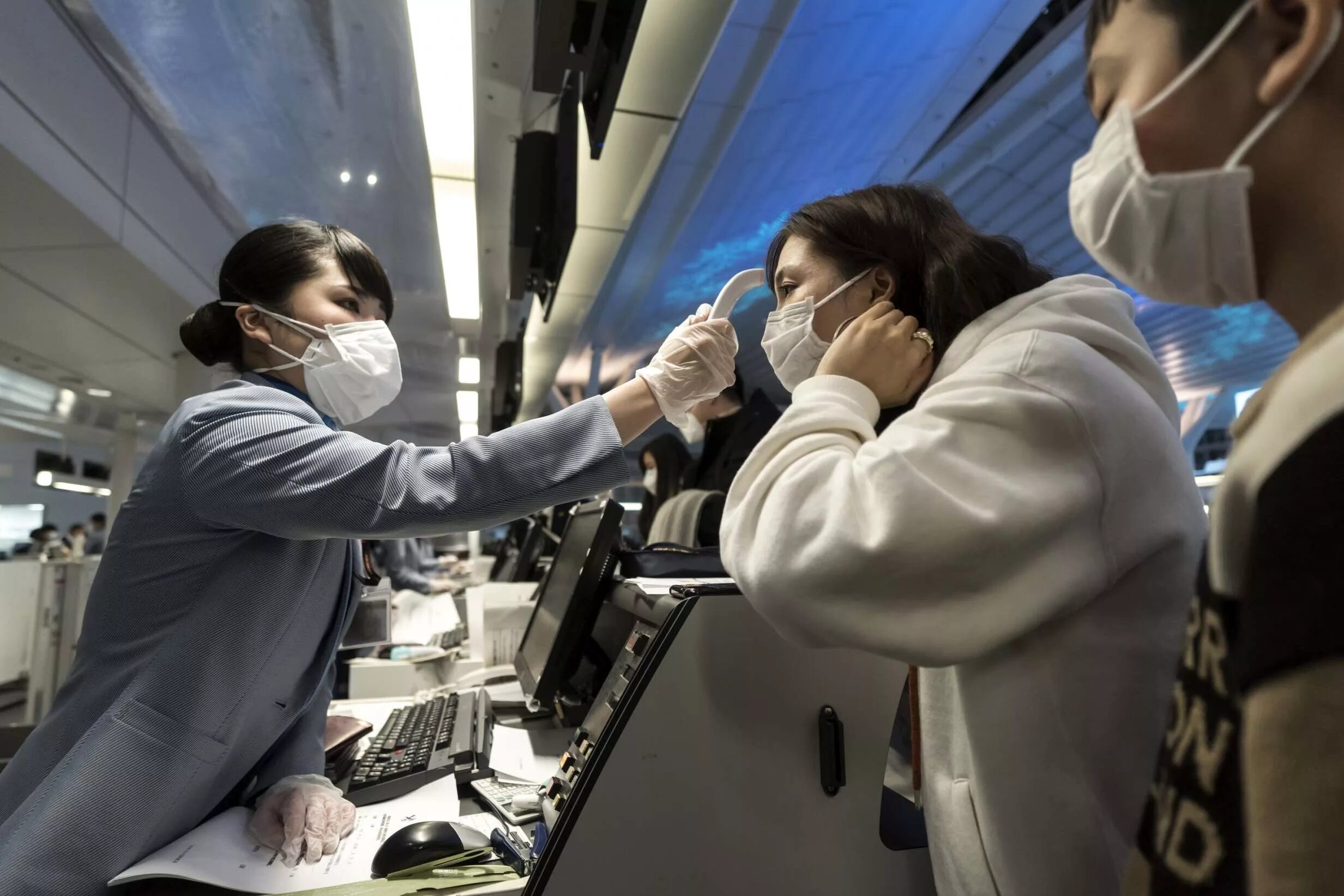 Токио коронавирус. Япония аэропорт люди. Бизнес и коронавирус картинки.