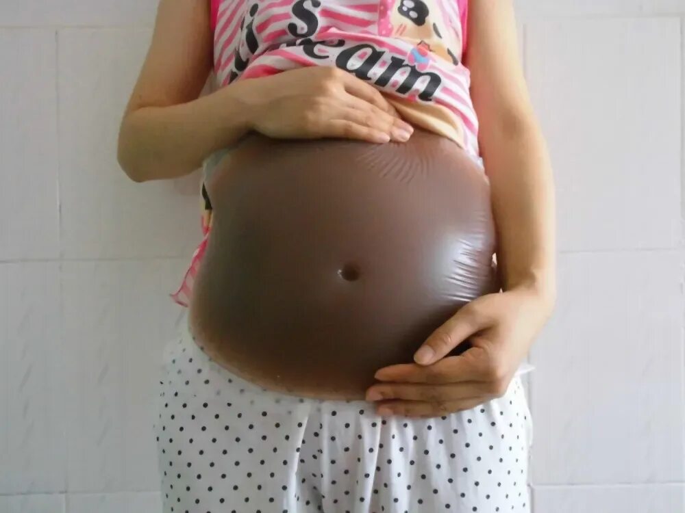 Живот у беременных девочкой. Плод 6 месяцев в утробе. Беременная на 9 месяце. Женщина беременная 5 детьми. Пять детей в животе.