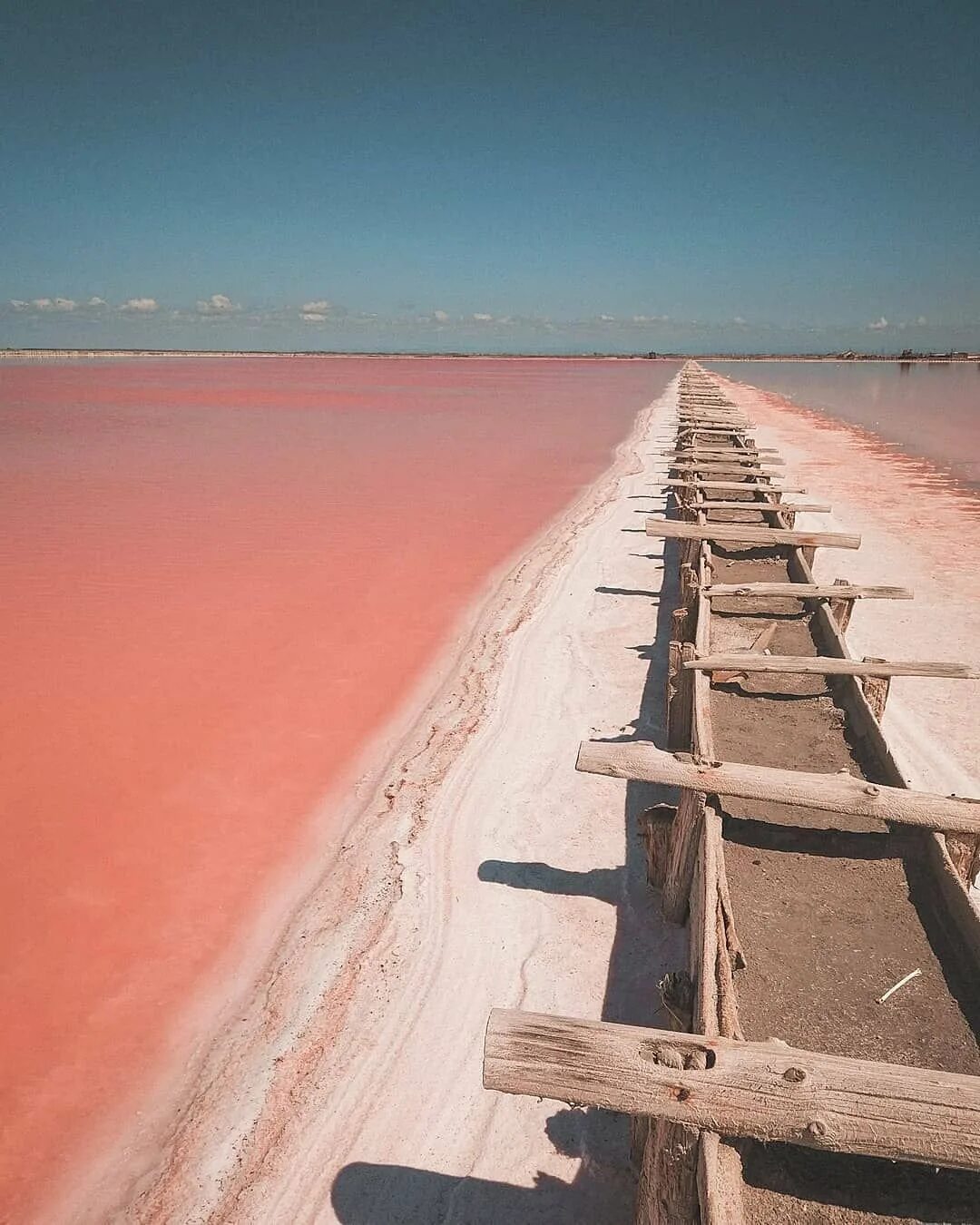сасык сиваш озеро. розовое озеро в крыму сасык сиваш. сасык-сиваш. сасык сиваш озеро. озеро сасык сиваш евпатория.