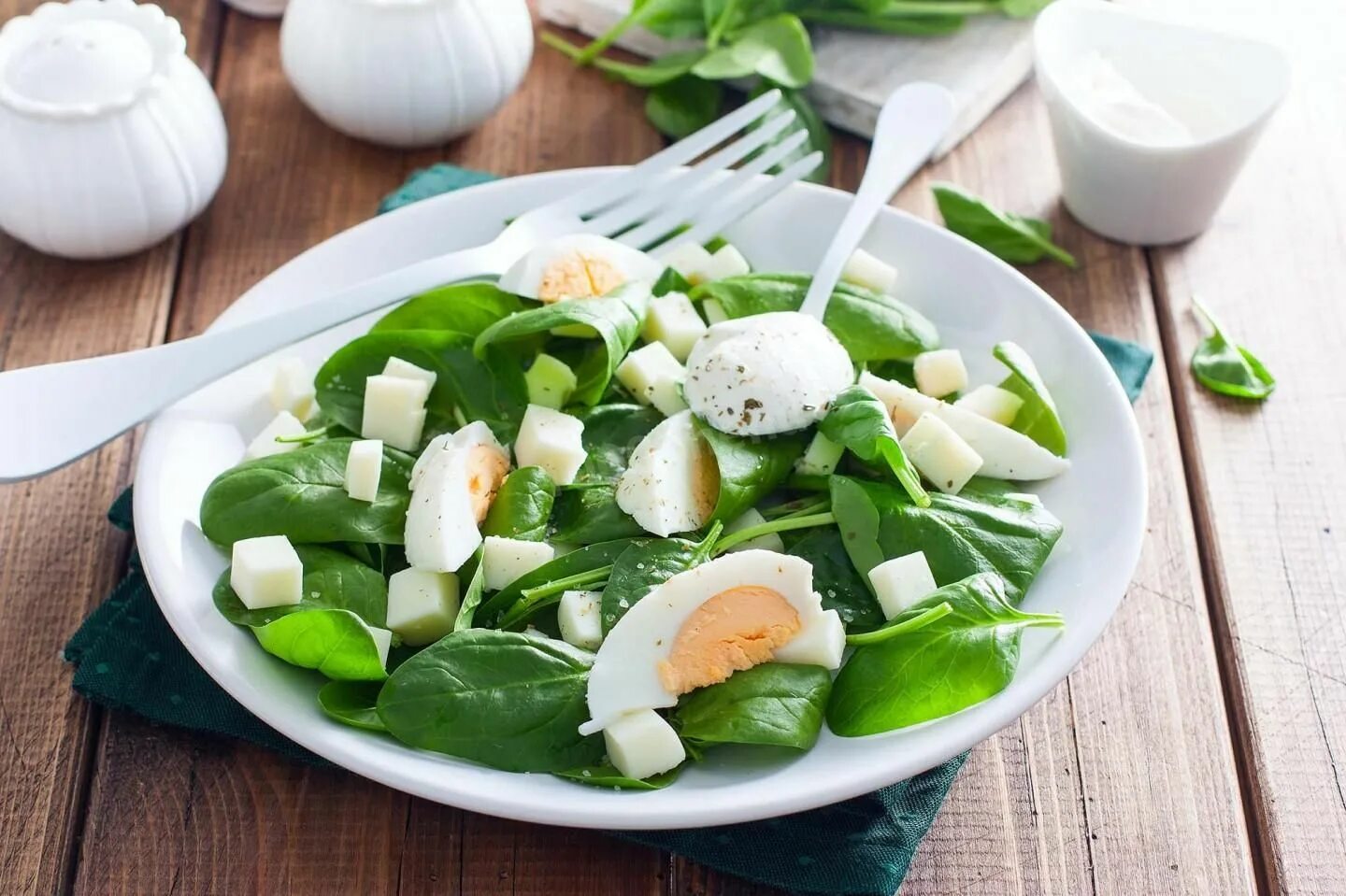 Шпинат вкусный. Салат из шпината. салат из шпината по мадридски. салат из шпината с яйцом. салат со шпинатом и авокадо.