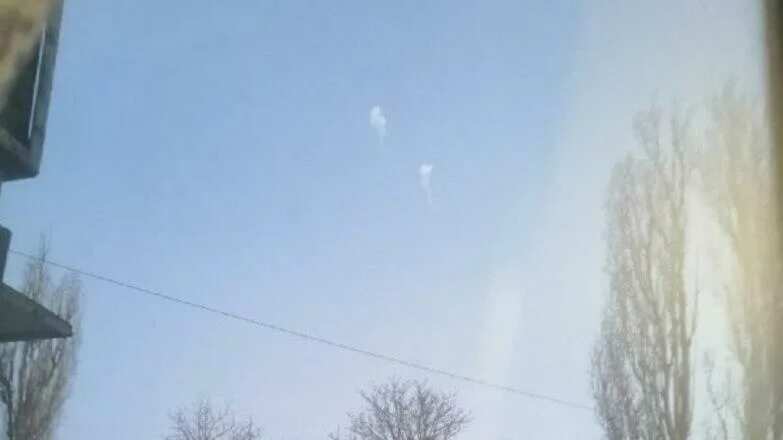 События в белгороде сейчас летят ракеты. Белгород 22.03.2025. след от сбитой ракеты в небе. взрыв в небе белгород. следы от ракет в небе белгород.
