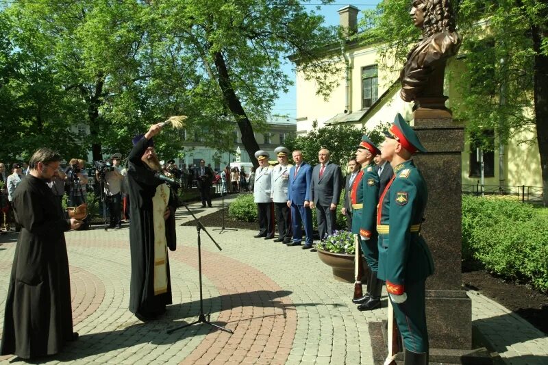 Первый полицмейстер. Памятник Антону Девиеру в СПБ. Первый генерал полицмейстер Санкт-Петербурга.