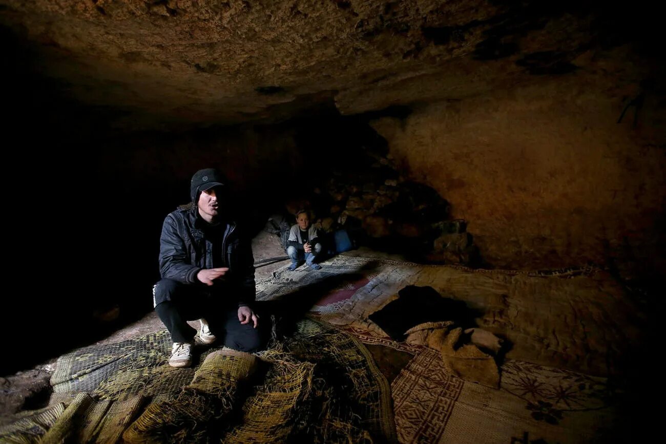 прятаться в пещере. костер в пещере. прятаться в пещере. человек в пещере. плато с пещерой.