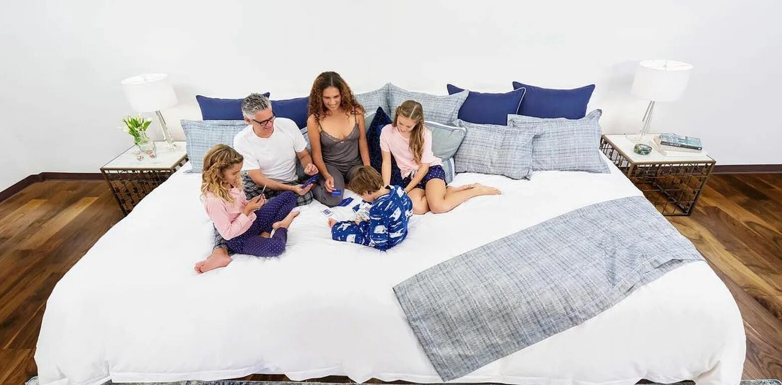 One bedded family. One bedded family. Человек в кровати. Семейная кровать. Бельё для всей семьи реклама.