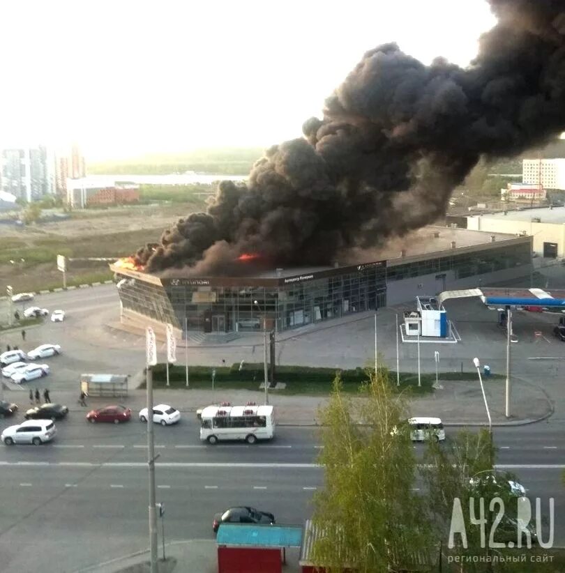 Какой пожар в кемерово. Пожар в Кемерово. Сгорел автосалон в Кемерово. Пожар в автосалоне. Горит автосалон.