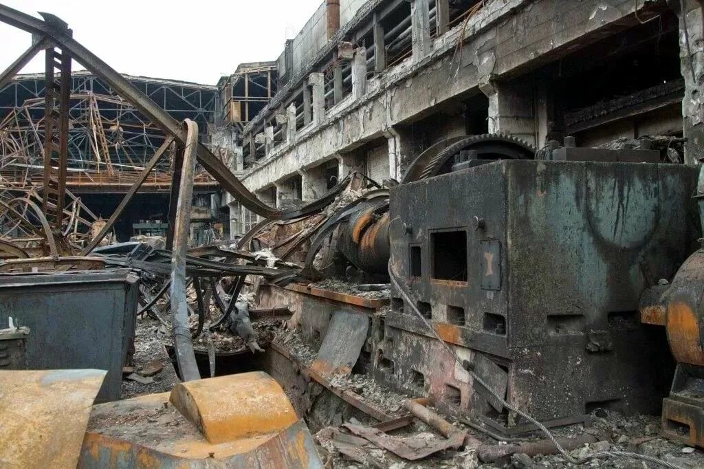 Разрушенный завод. Заводы Украины разрушенные. Разваленные заводы Украины. Разрушенная промышленность. Военные заводы украины