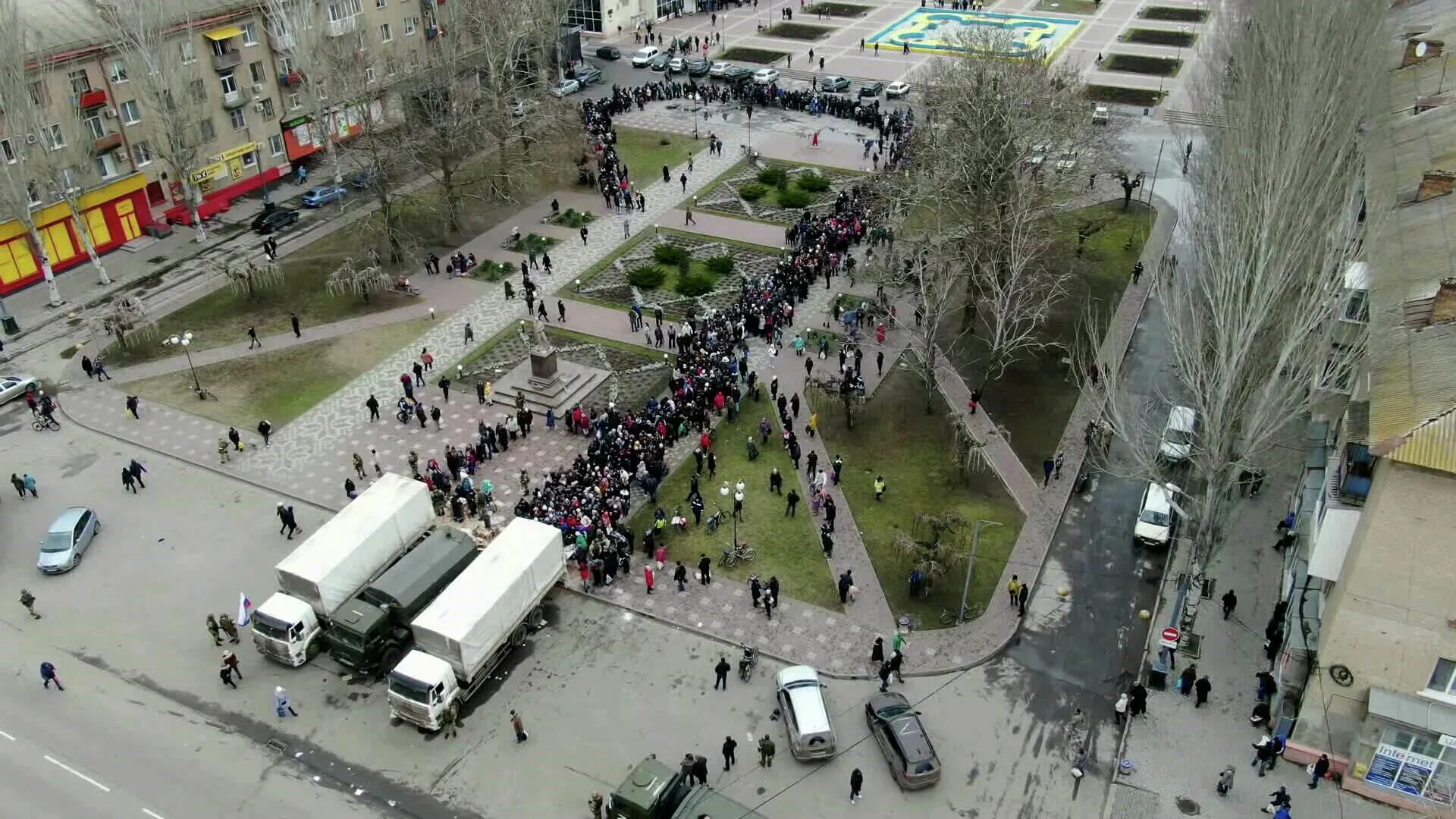 В харькове сейчас есть свет. Херсон Мелитополь. Херсон город Мелитополь. Мелитополь 2022. Украина очередь за гуманитарной помощью в Херсоне.