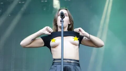 Tove Lo Flashing Her Boobs In Concert. 