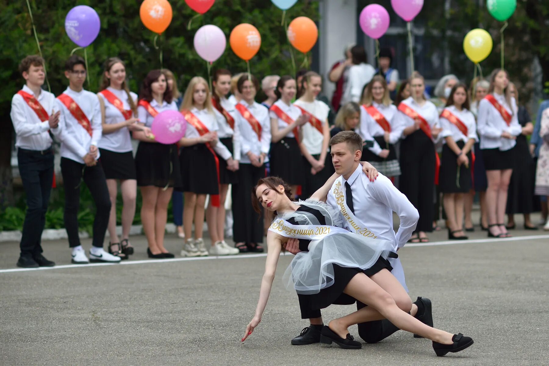 Выпускники школы номер 3. 15 Школа Майкоп. Последний звонок. С праздником последний звонок. Выпускники школы.