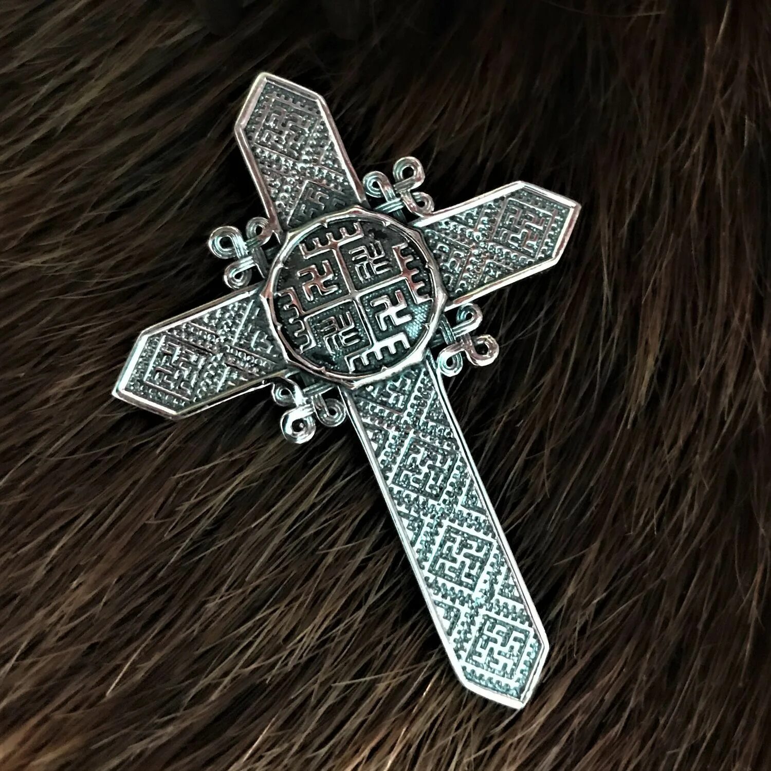 Крест руки бога. Славянский знак рука бога. Славянский ведический крест. Древние славянские кресты. Крест оберег.