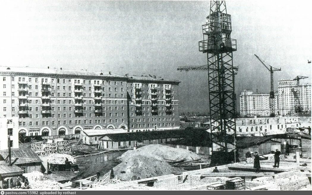 Сталинские пятиэтажки в москве. Первый крупнопанельный дом в ленинграде. Год постройки 1955. Год постройки 1955. Хрущевки панельные постройки 1957-1970.