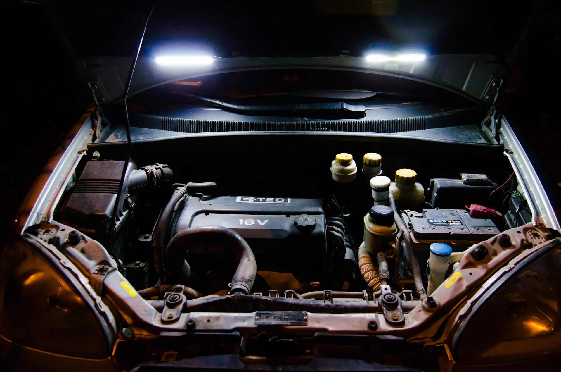 Фотографии подкапотного пространства. Шевроле реззо подкапотное пространство. шевроле малибу подкапотное пространство. подсветка подкапотного пространства волга 31105. chevrolet rezzo подкапотное пространство.