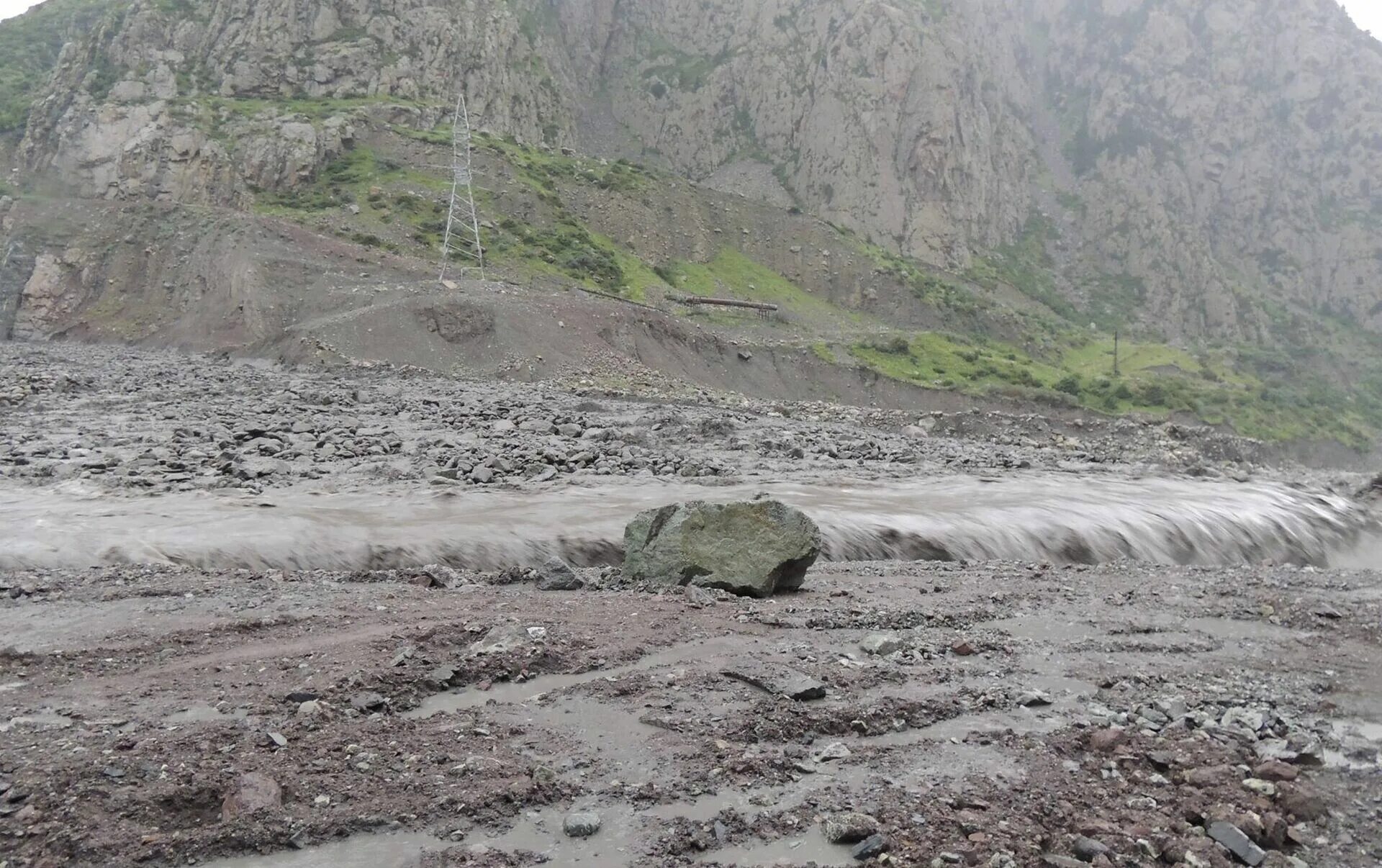 Грязекаменный сель. Селевые потоки на Северном Кавказе. Селевые потоки в горах. Сель поток.