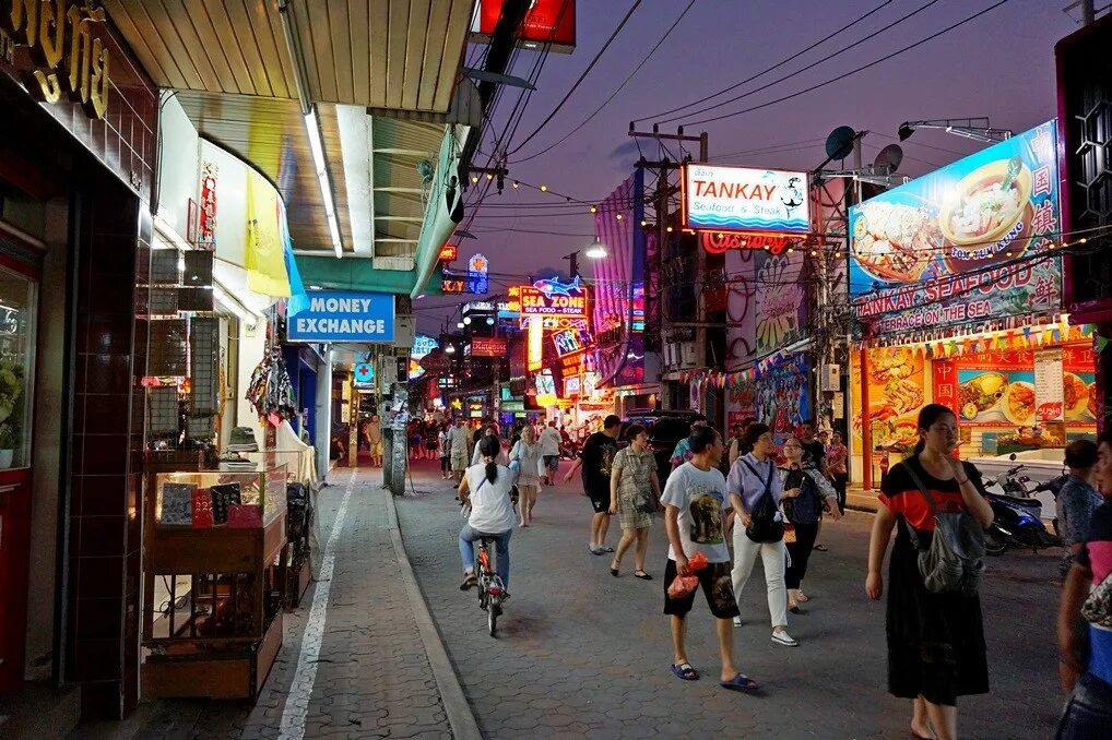 Thai streets. Улица Уокинг-стрит в Паттайе. Бангкок Волкинг стрит. Тайланд улица Волкин стрит. Улица Волкинг стрит Тайланд.