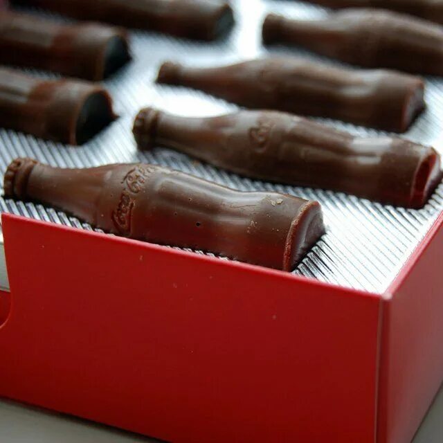 Chocolate bottles. Бутылочки из шоколада с алкоголем. Шоколадная бутылка шампанского. Бутылка с шоколадными конфетами. Шоколад в бутылке.