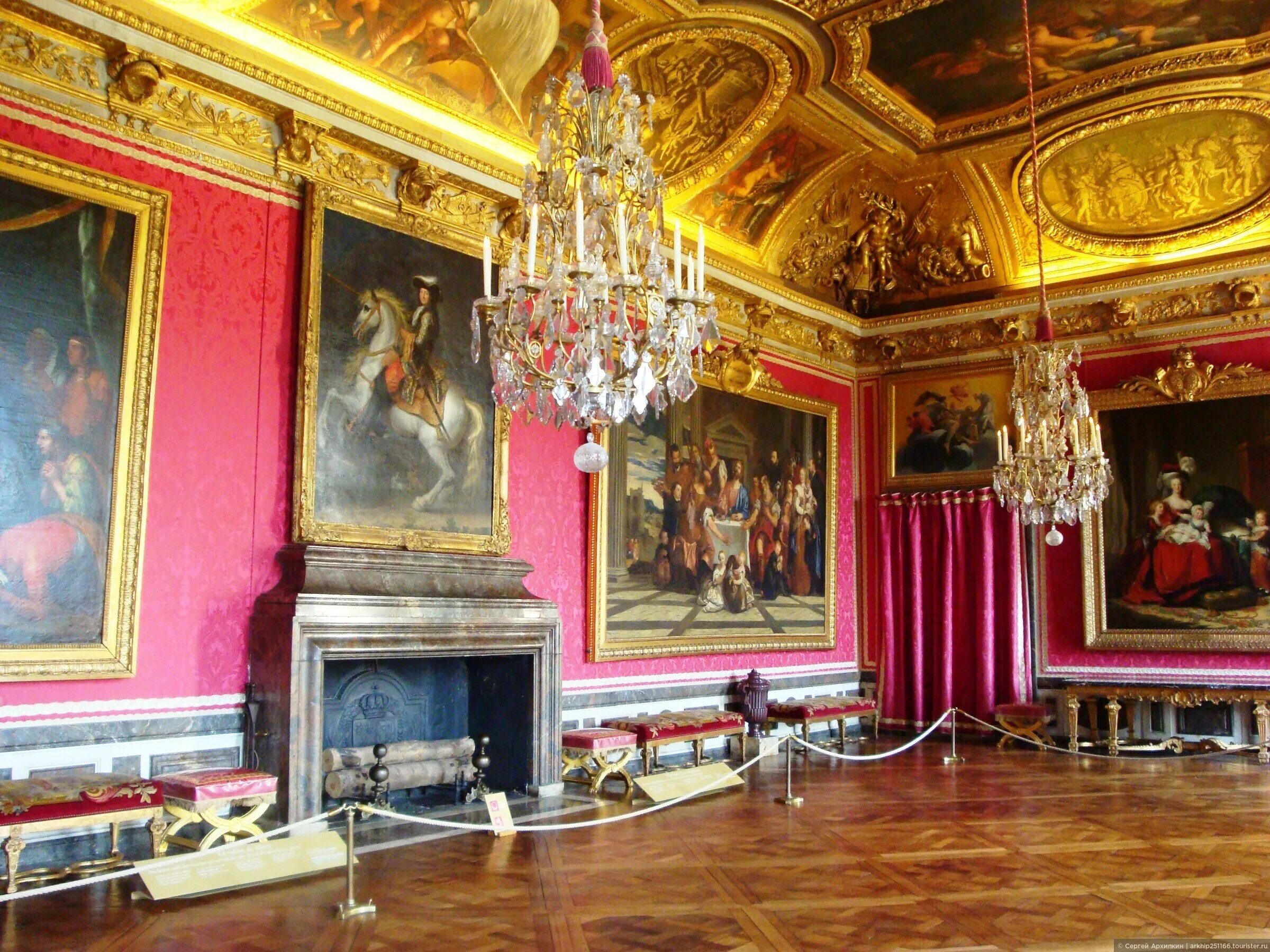 Версальский дворец Ампир. Версальский дворец салон геркулеса. Зеркальный зал Версальского дворца. Гардины Версаль дворец.