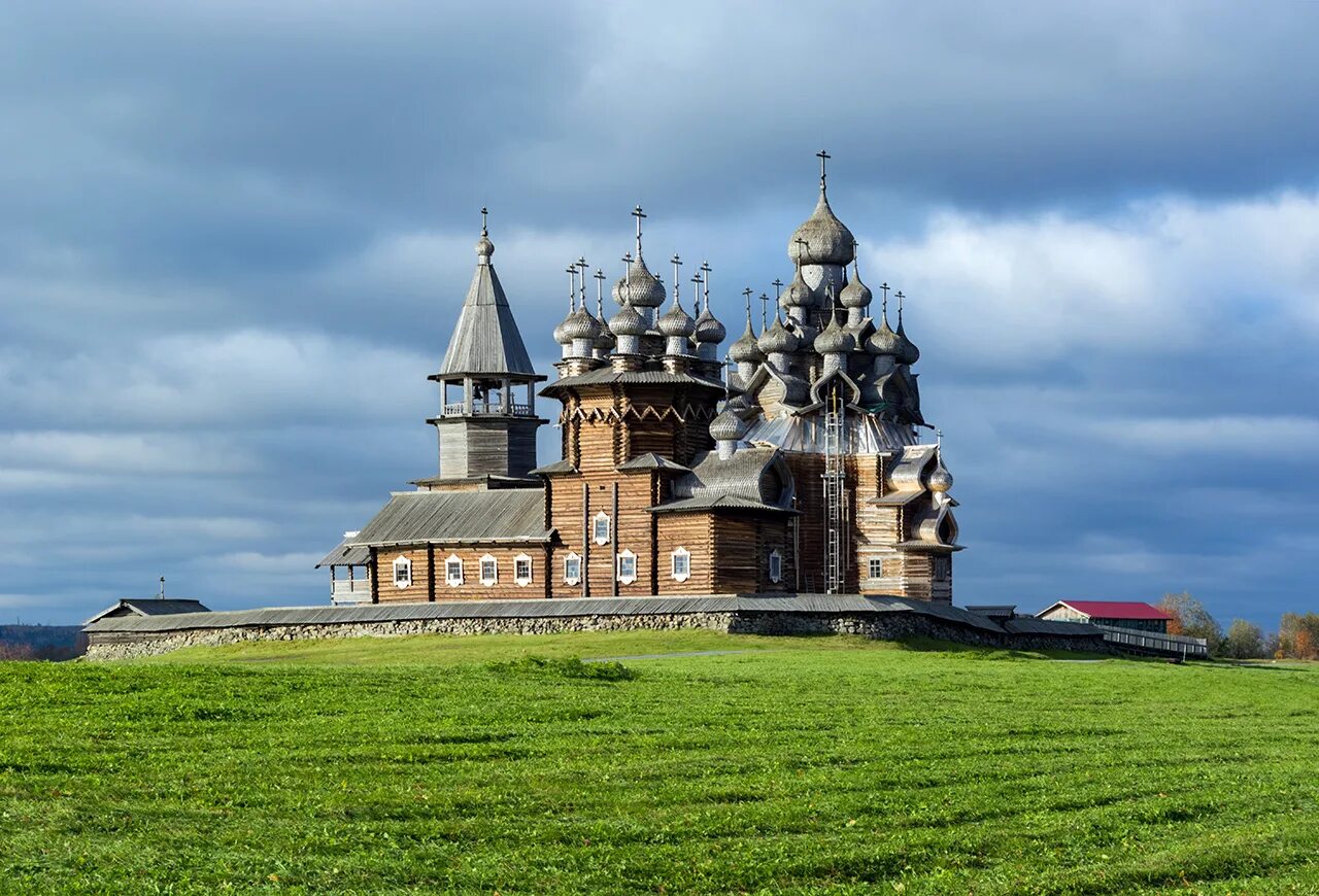 Кижи музей деревянного. Церковь Преображения Господня остров Кижи Республика Карелия. Деревянный храм в Кижах. Музей деревянного зодчества Кижи. Деревянные церкви острова Кижи.