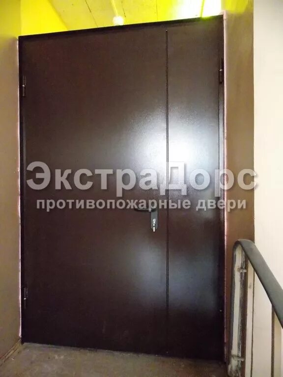 Двери в квартиру в клину. Двери подъездные металл. полуторка. дверь в тамбур. дверь подъездная двухстворчатая.