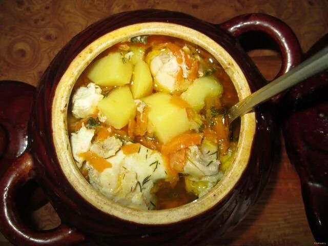 курица в горшочке в духовке с картошкой. курица с картошкой в горшочках сколько. картофель с сыром в горшочке. курица с картошкой в горшочке. куриные сердечки в горшочках.