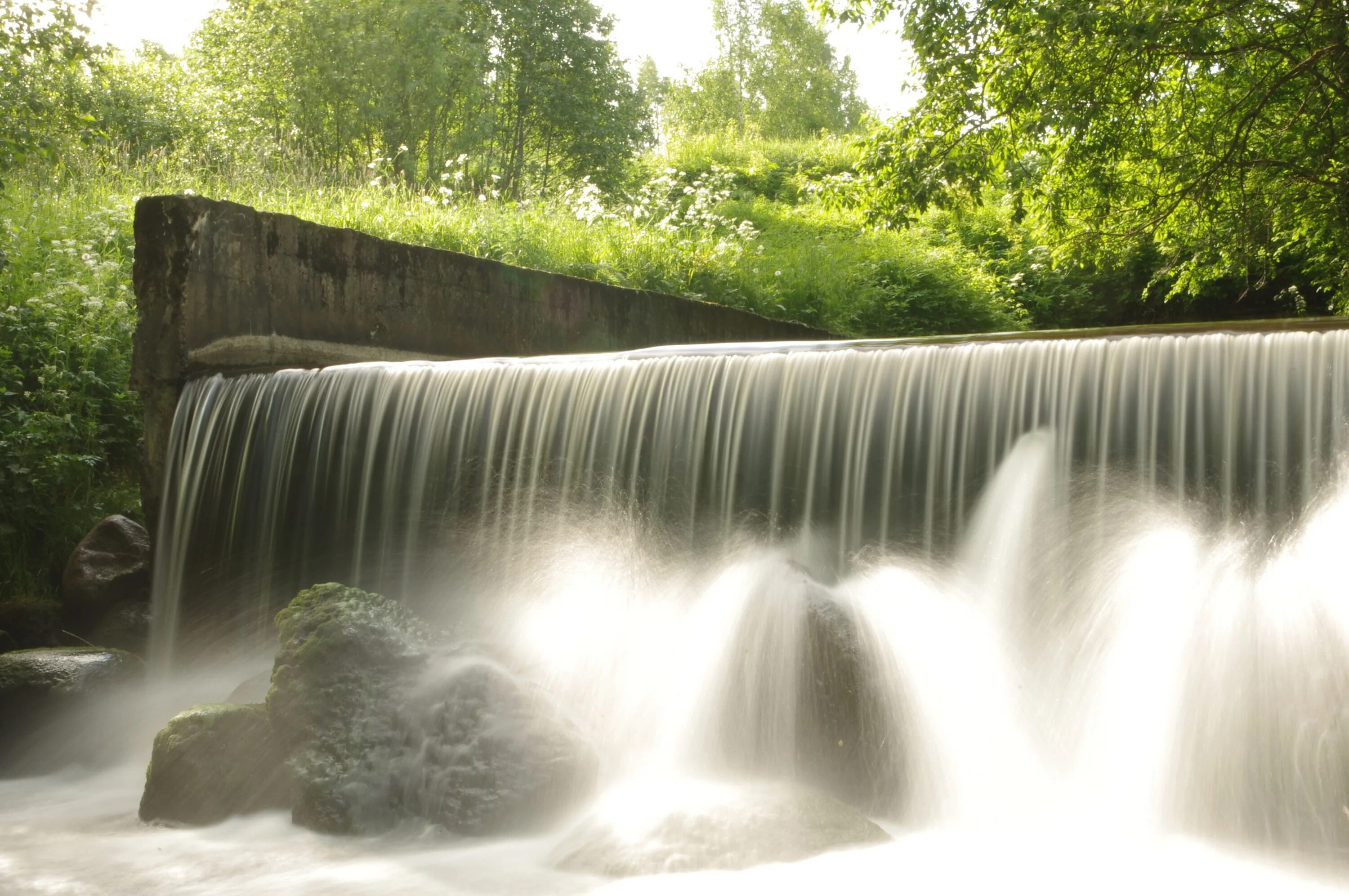 Сонник текущая вода. Снится водопад. Картинка водопада 1152x864. Река Spray. Купание водопад и река.