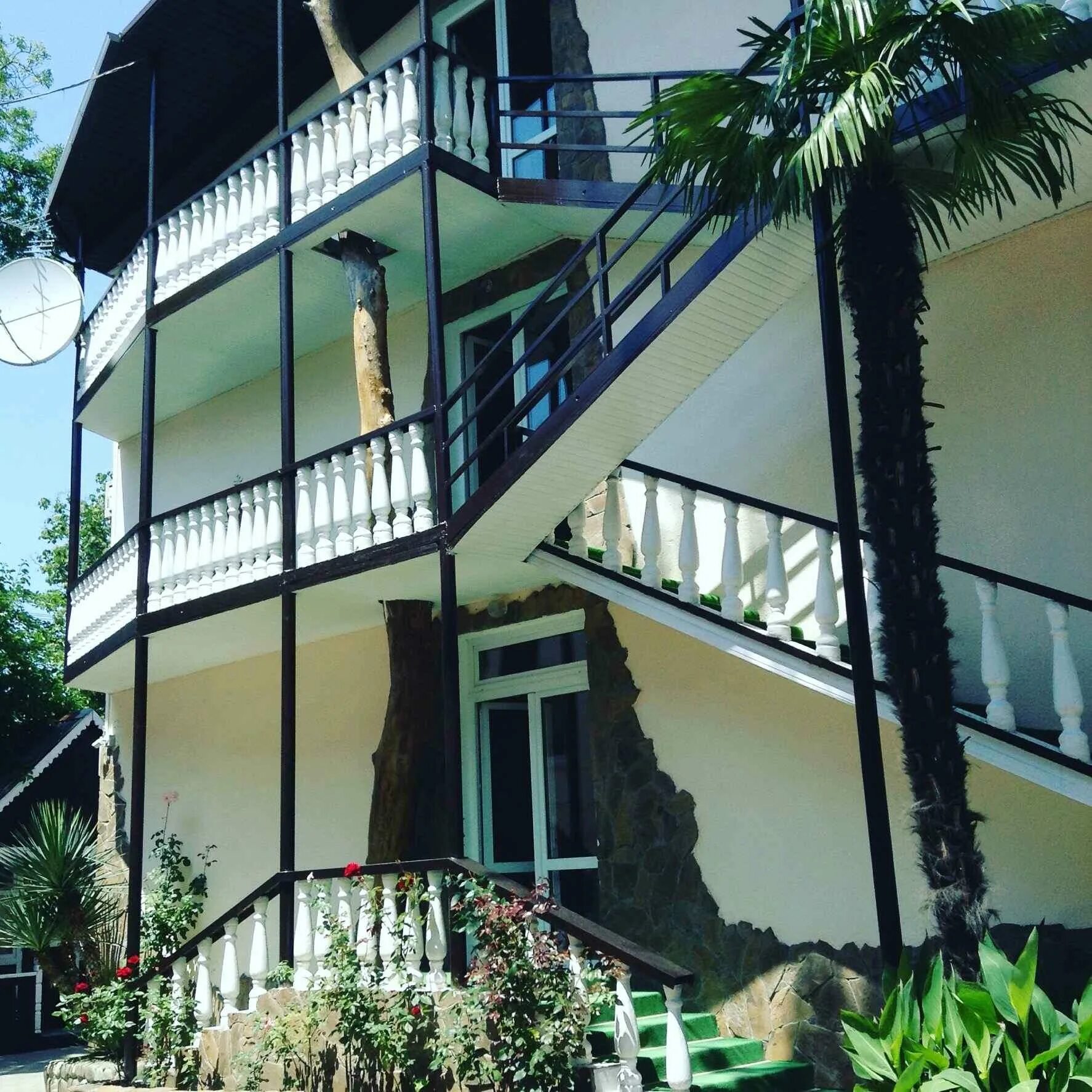 Лоо азовская 7 эллинг. Солнечный дом гостевой дом сочи. Лоо дом солнца. Снять комна́ты в лоо цена. Солнечный лоо.