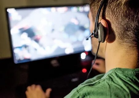 Человек играет все игры