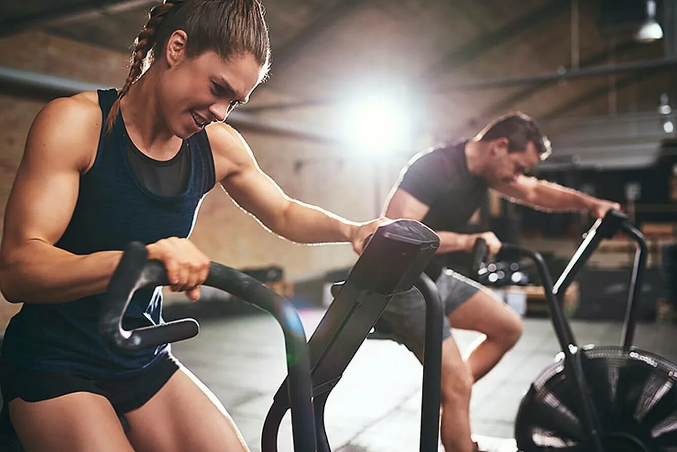 Голодный спорт. Спортивные люди. Человек в спортивном зале. Люди в спортзале. Тренировка в спортзале.