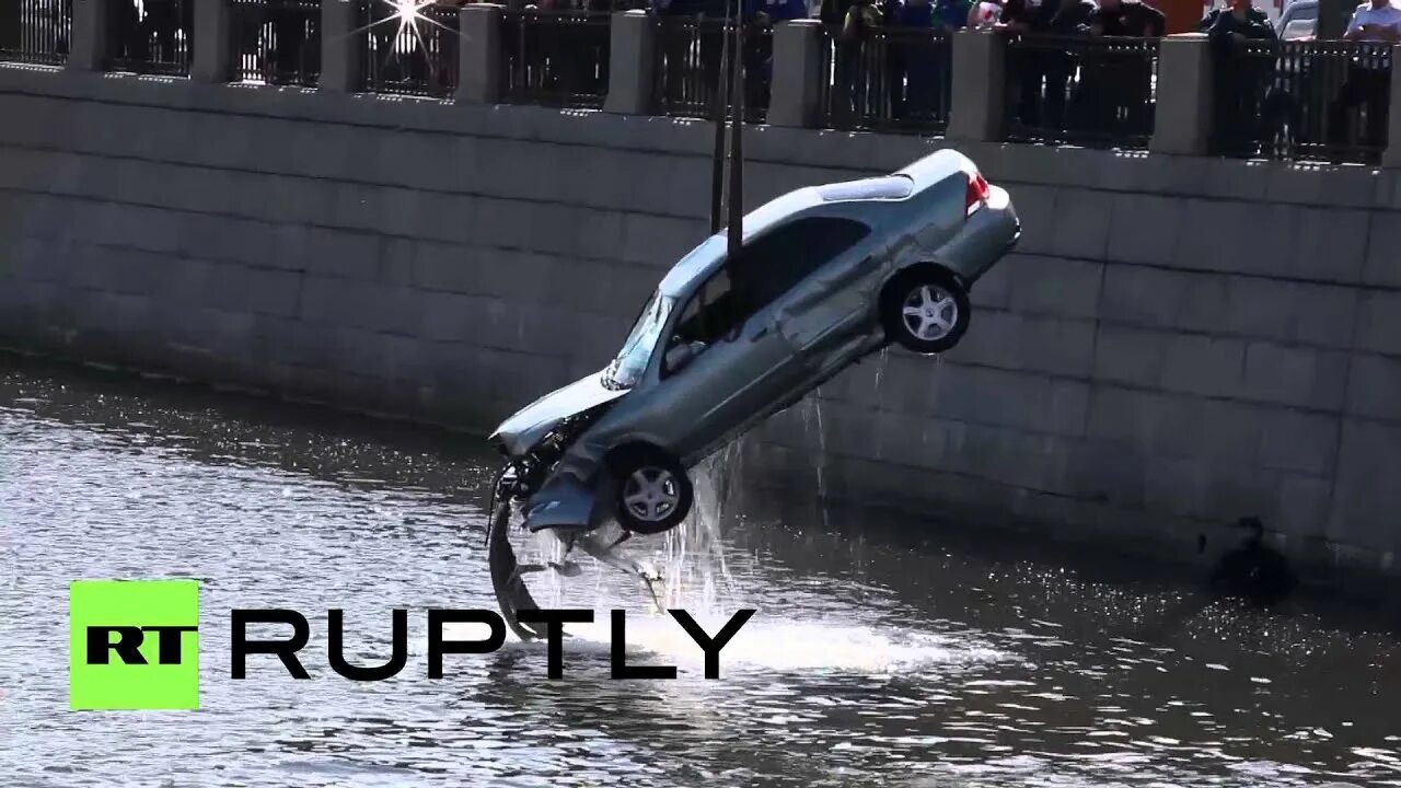 Падали машины в воду. Машина тонет. Машина упала в воду. Машина падает в воду. Машинки падают в воду.