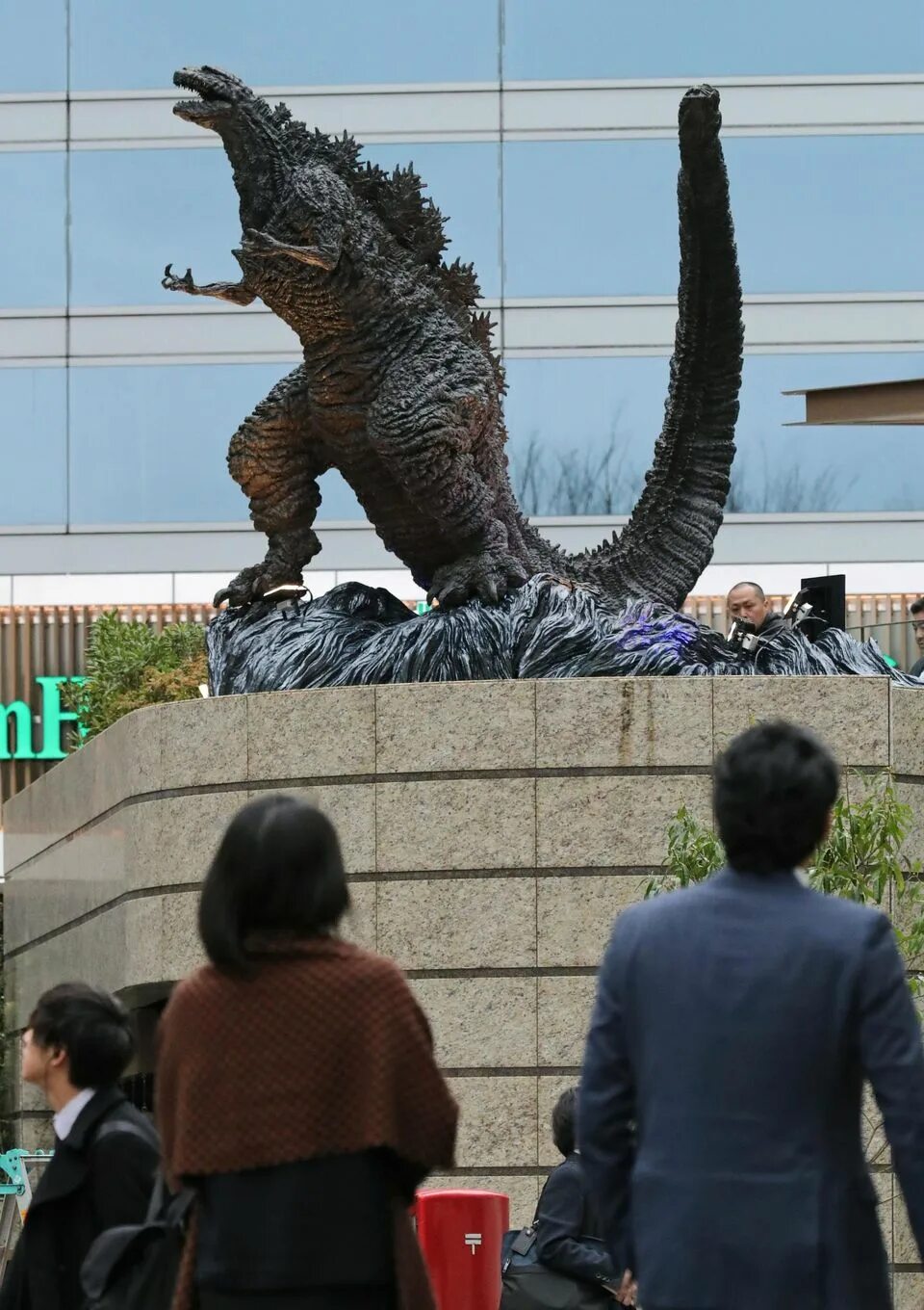 Токио Годзилла статуя. Памятник Годзилле в Токио. Годзилла парк Токио. Годзилла в Японии в Токио. Годзилла существует