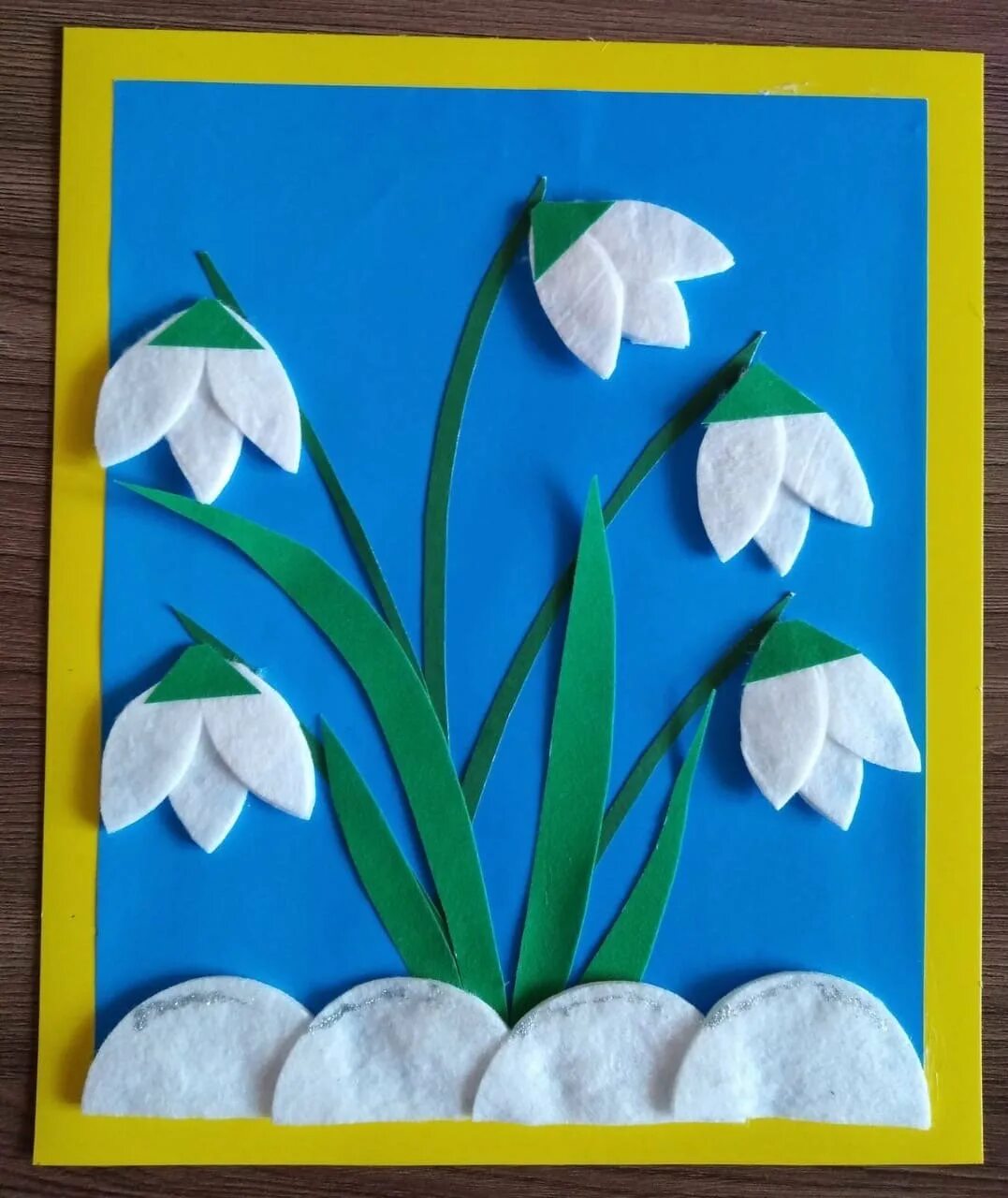 Аппликации подснежник. Технология 1 класс подснежник аппликация. Аппликации подснежник. Аппликация на весеннюю тему. Аппликация подснежники из бумаги.