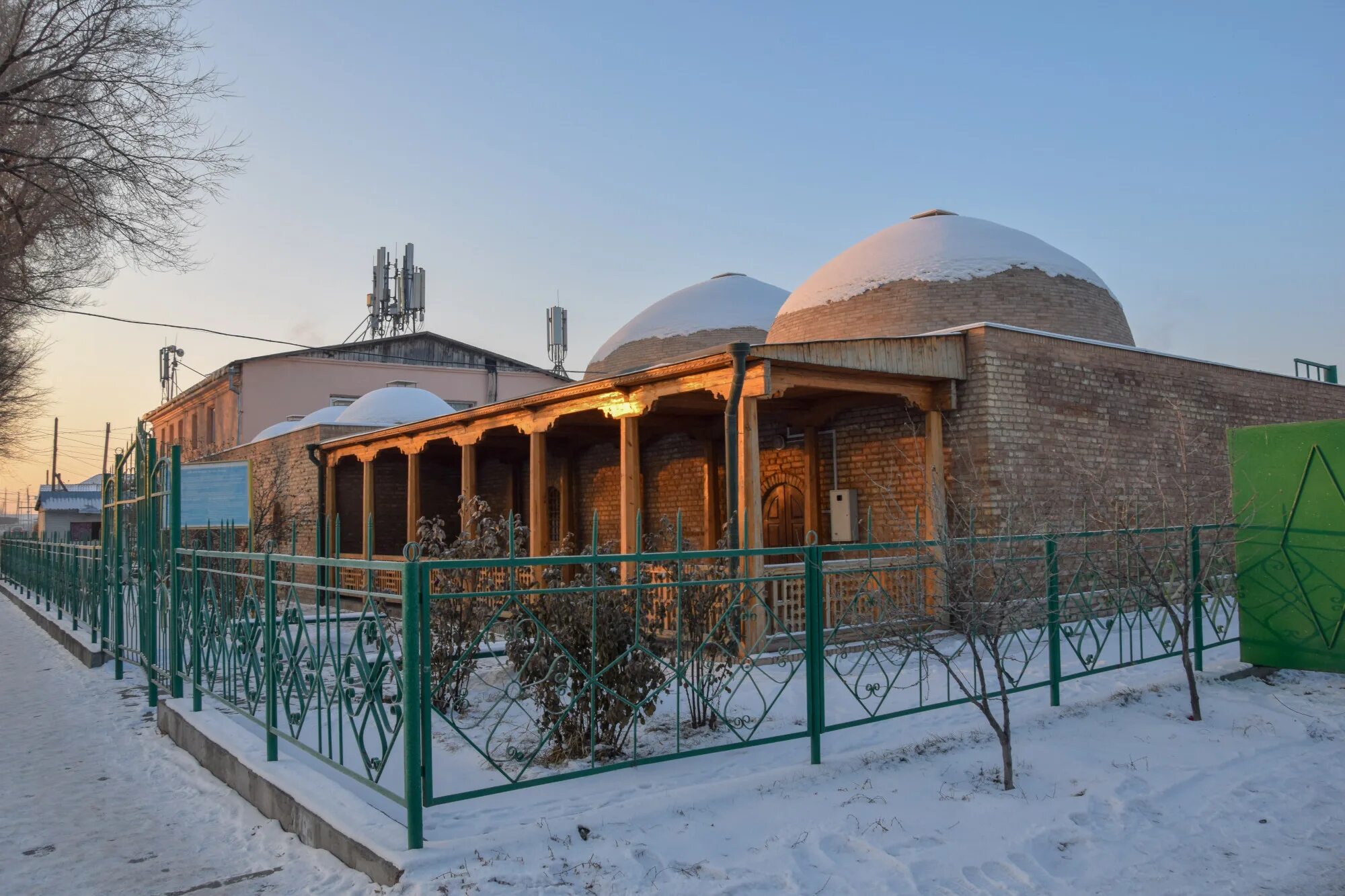 Городской тараз. Мавзолей Карахана Тараз. Тараз Аулие Ата. Тараз Аулие Ата аэропорт. Мавзолей Аулие Ата.