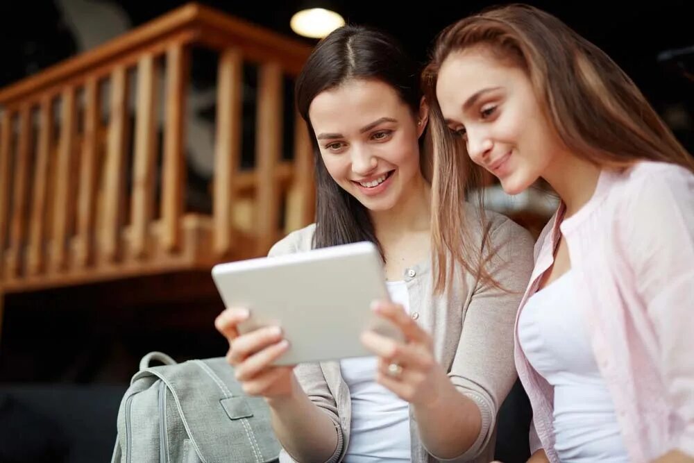Разговор интернете с девушками. Общение через социальные сети. Разговор интернете с девушками. Девочка с инета. Подруги за ноутбуком.