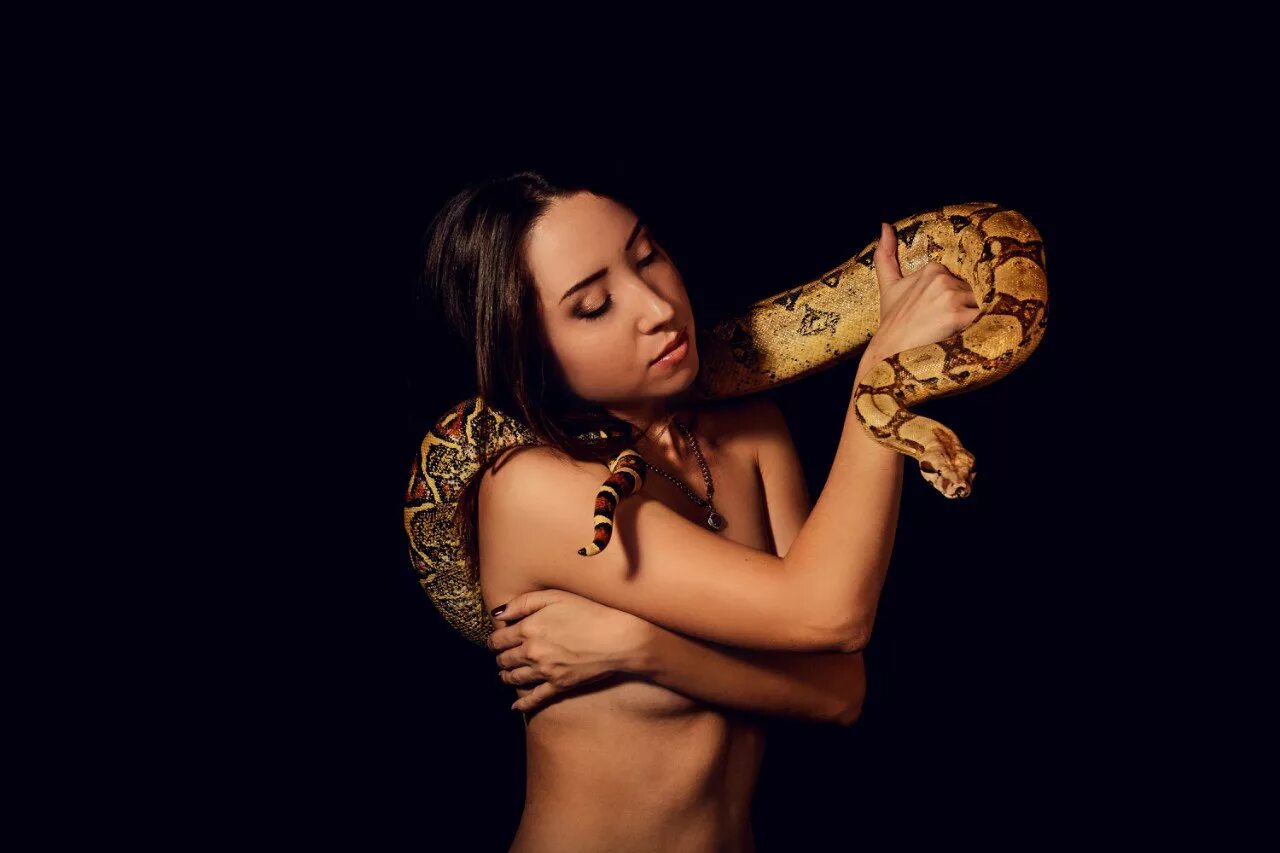 Женщина змея видео. Девушка змея. Поза змея. Фотосессия со змеей в студии.