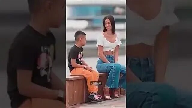Мальчик показал девочке видео