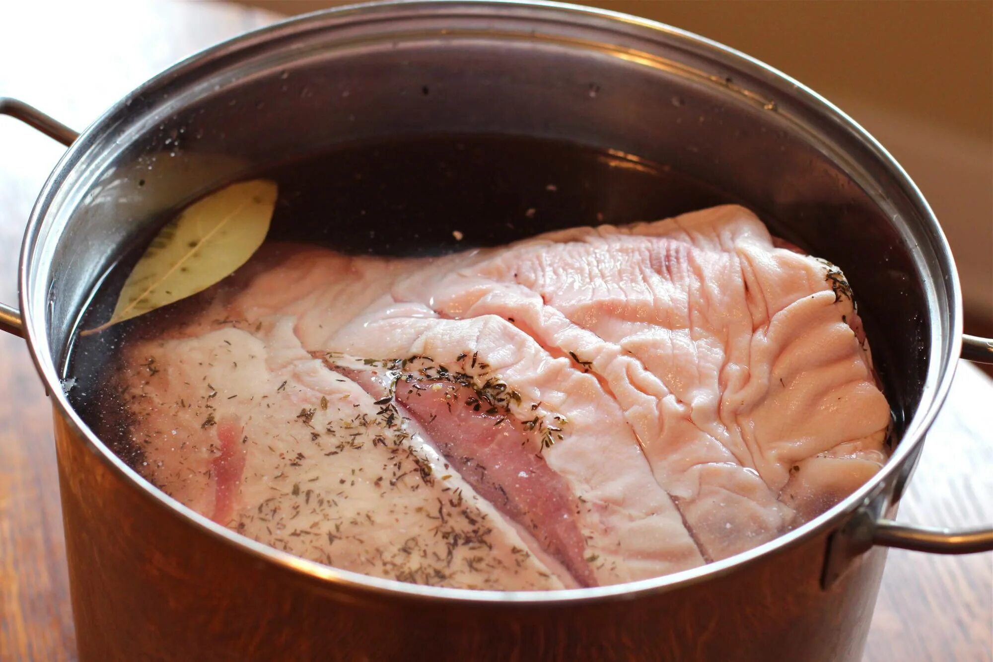 Сколько времени варить легкое свиное в кастрюле. Отваривание мяса. Варка мяса. Мясо для варки. Мясо в кастрюле.