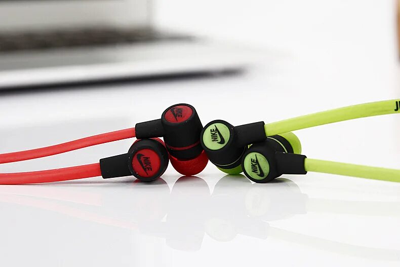 Басовые наушники. Наушники stereo Earphone l16. Наушники найк. Беспроводные наушники коллаборация с найк. Наушники-вкладыши для ношения.