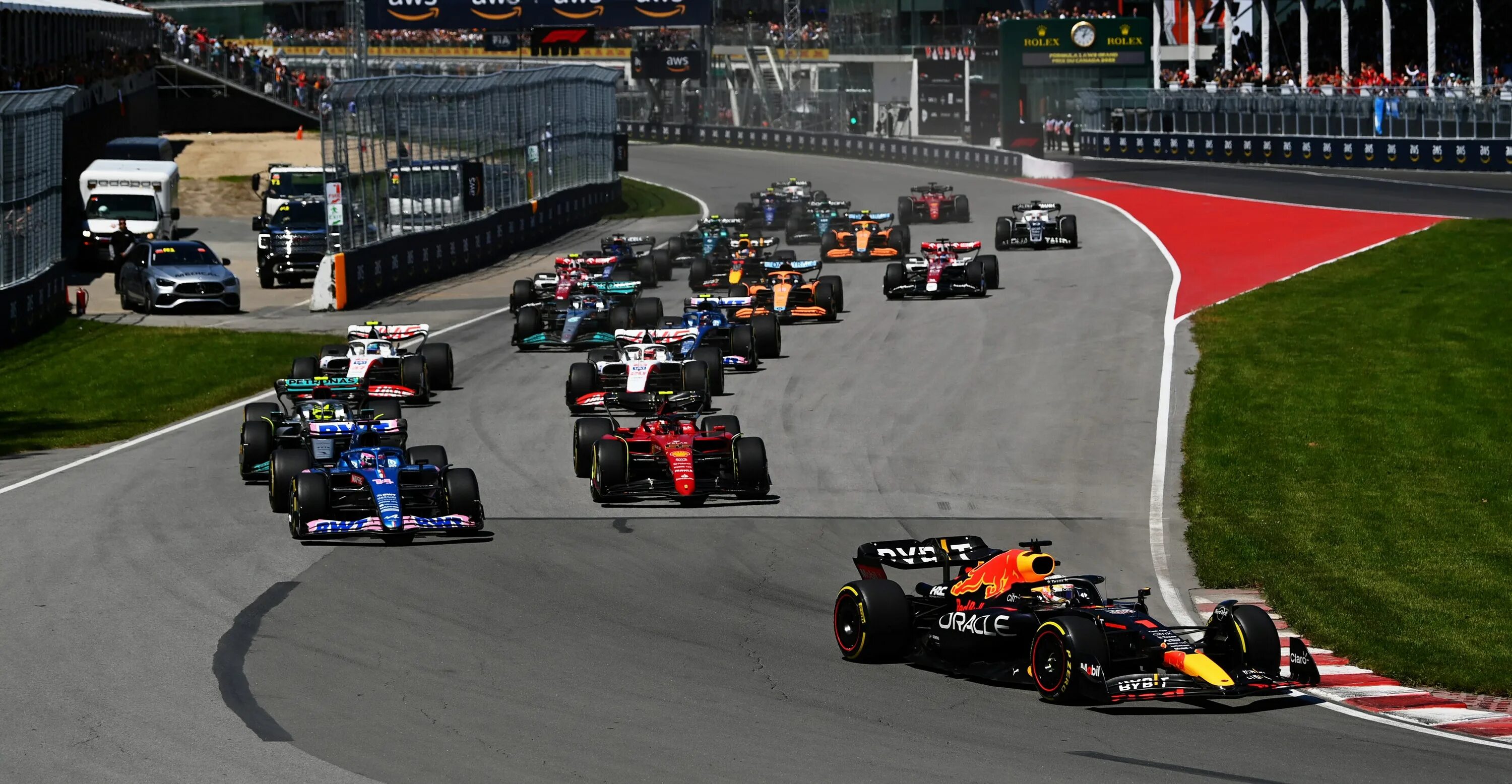 Гран при формула 1 2025. F1 1996 villeneuve. ферстаппен алонсо 2003. феррари ф1 2025. гонка формула 1.