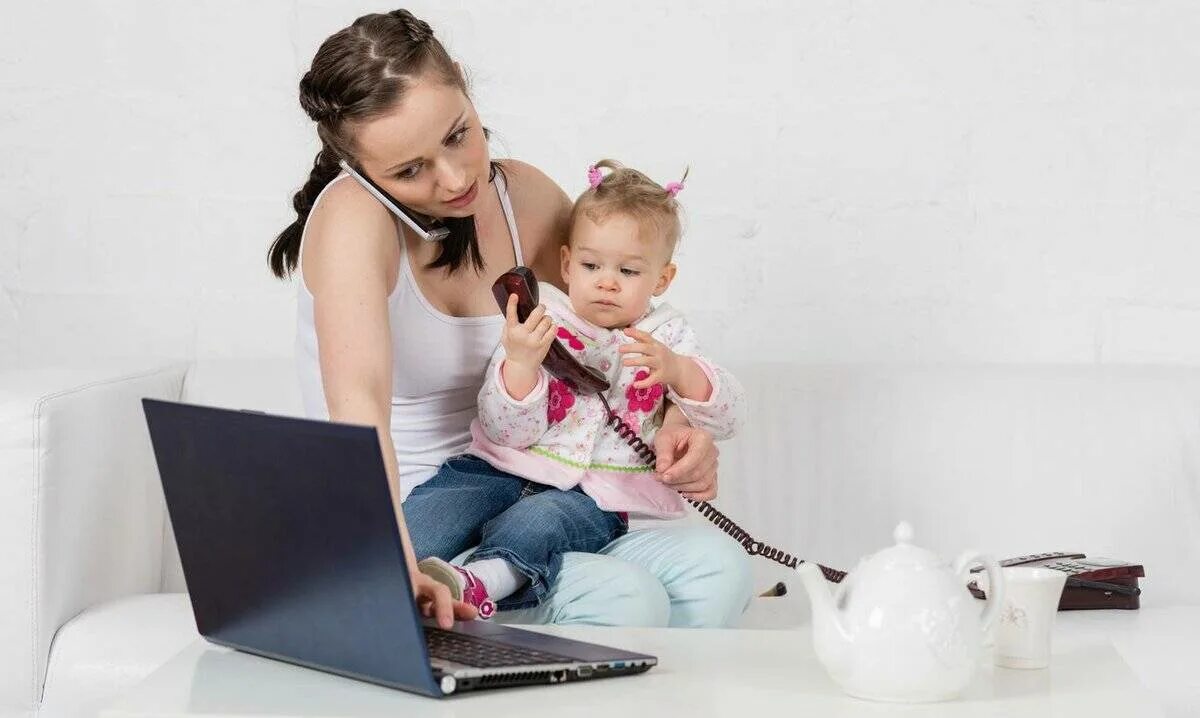 Мама через телефон. Мама в декрете. Мама с ребенком за компьютером. Современная мама. Мама с ребенком и ноутбуком.