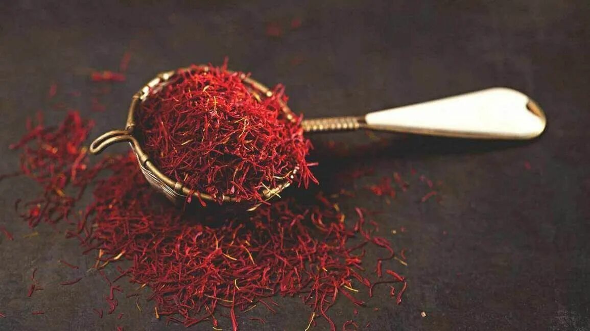 Шафран приправа польза. Шафрановый чай. saffron. индийский чай с шафраном. шафран арт.