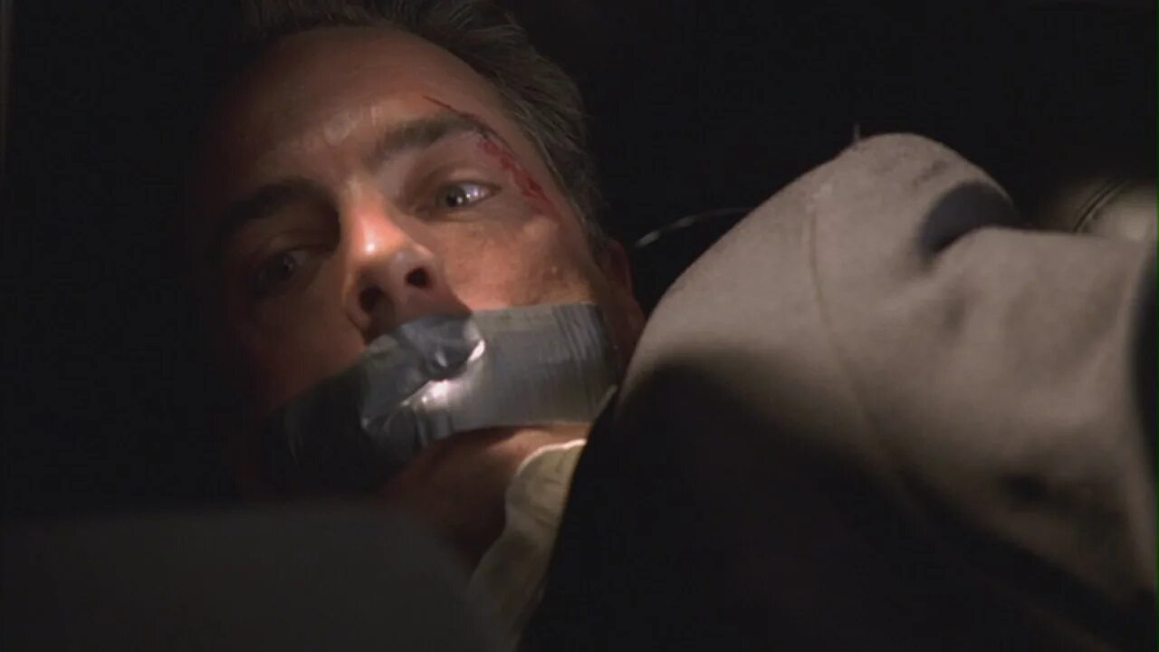 связанный скотчем мужик. связанный скотчем человек. связанный скотчем человек. связанные скотчем мальчики. связанные руки скотчем.