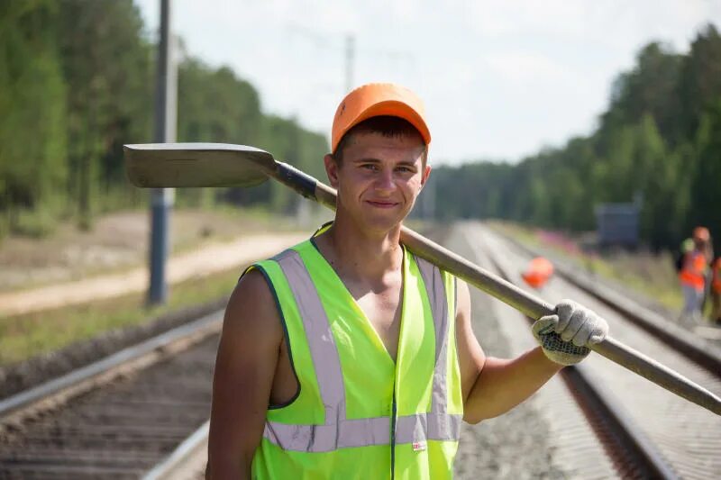 Рабочий на железной дороге. Молодежь РЖД. Рабочая молодежь РЖД. Молодежная политика РЖД. Молодые специалисты БАМ.