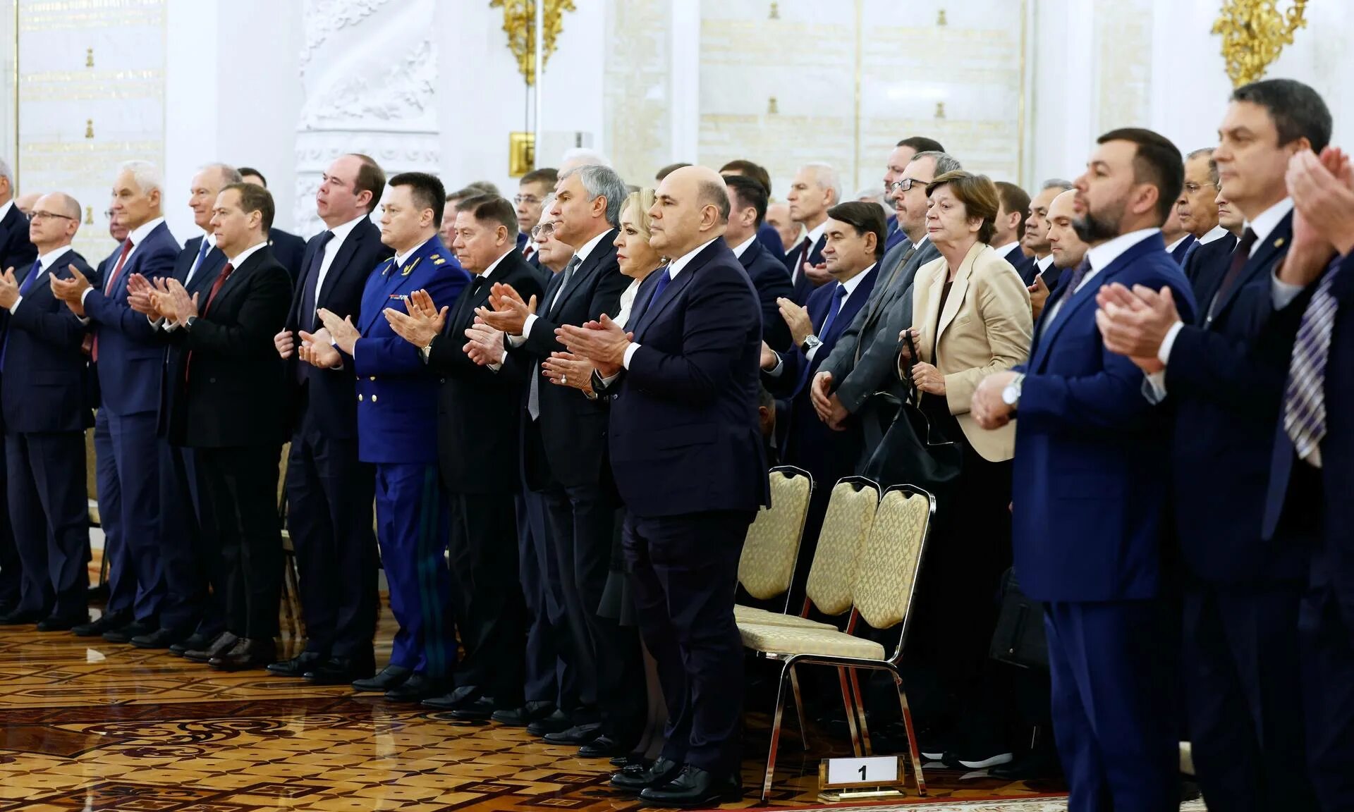 путин в георгиевском зале. москва кремль путин. путин рукопожатие. церемония подписания соглашения. георгиевский зал кремля подписание.