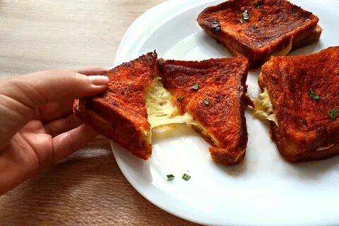Черный хлеб с сыром на сковороде
