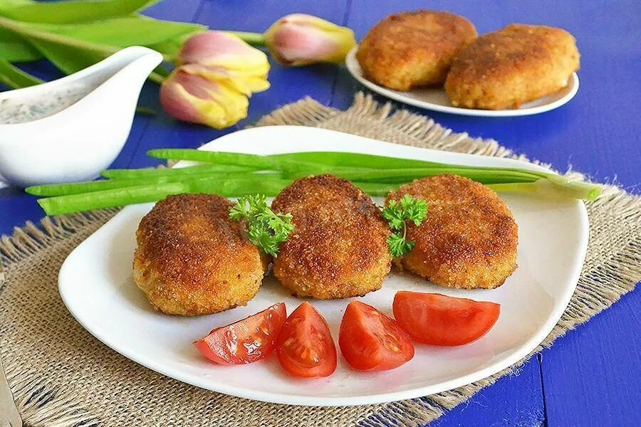 Рецепт сочных котлет с манкой. Биточки из минтая. котлеты из минтая. ассорти котлет. биточки нежные рыбные.