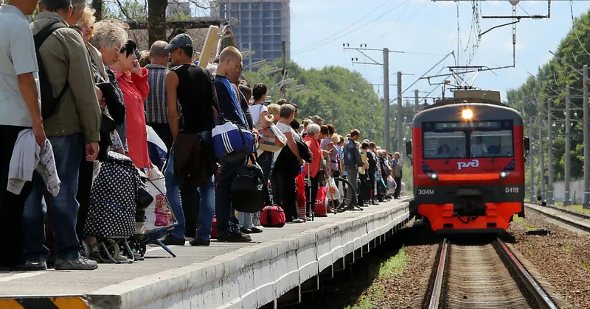 Электричка фруктовая москва. Пассажирский поезд с людьми. Железнодорожный транспорт. Пригородный поезд. Пассажиры на платформе.