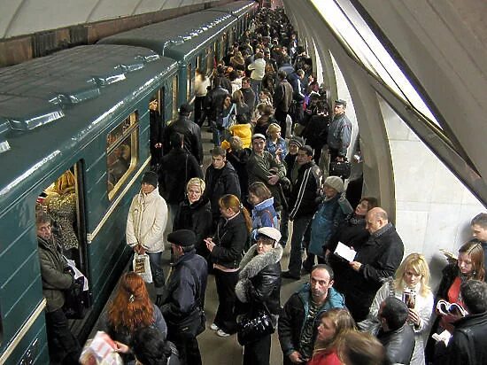 Можно метро выйдя. Вагон метро. Много народу в метро. Много людей в метро. Переполненный вагон метро.