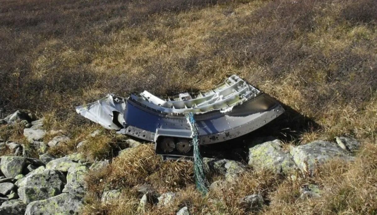 Обломки достигнут земли. Обломки ракет на алтае. засланец из космоса корабль. космический корабль донбасс. обломки ракеты с 300 фото.