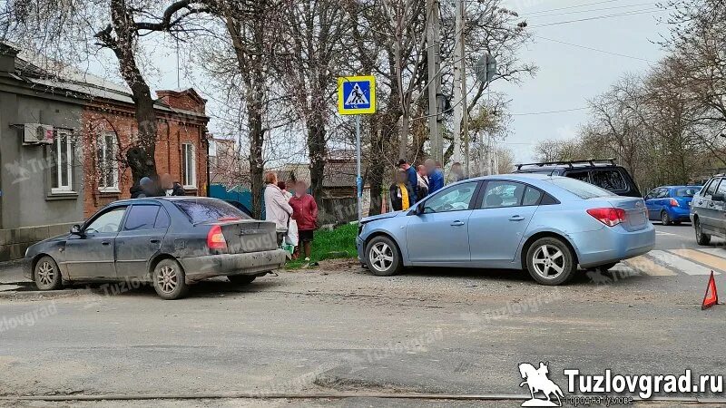 Таганрог новочеркасск машина. Баклановский 95/2 новочеркасск. Таганрог новочеркасск машина. Машина на улице. Машина на пешеходном переходе.