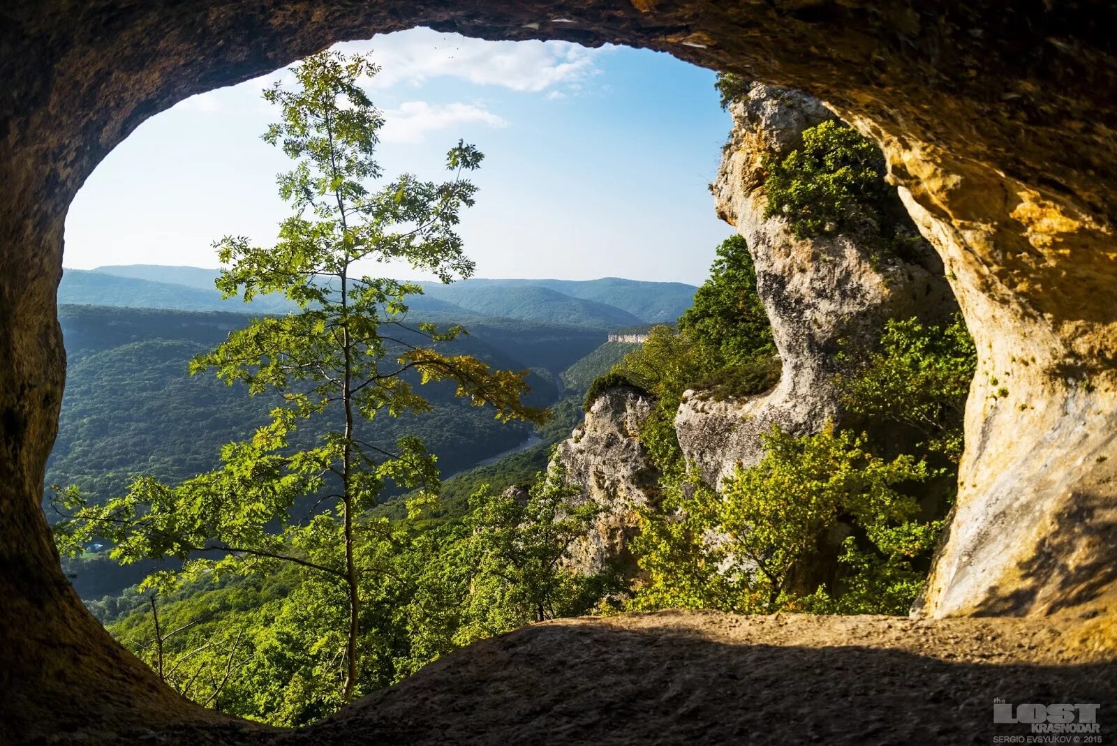 даховская у хребта. чертов палец даховская. гора уна коз адыгея. уна коз даховская. скала чертов палец адыгея.